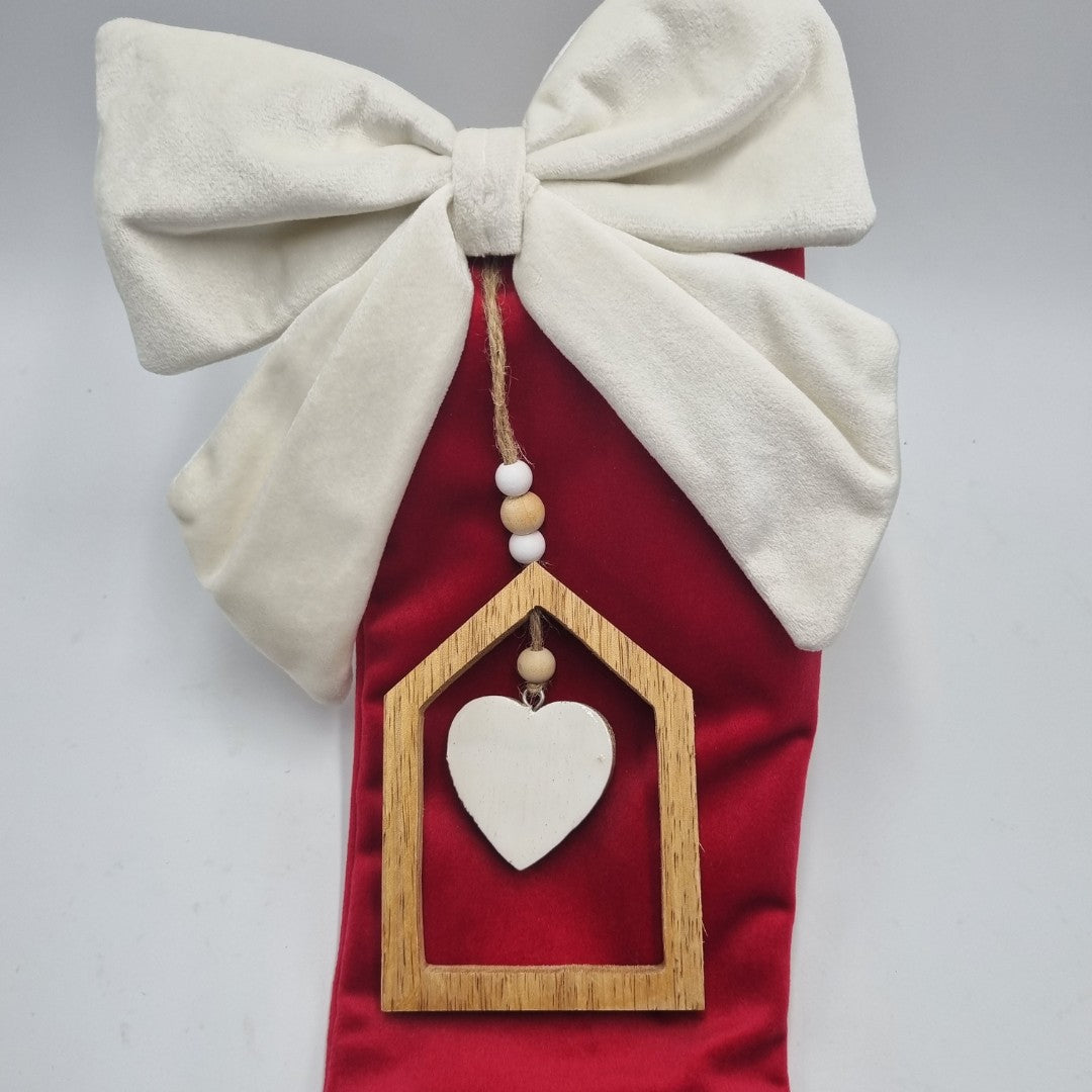 Calza della Befana in velluto rosso con decorazione cuore