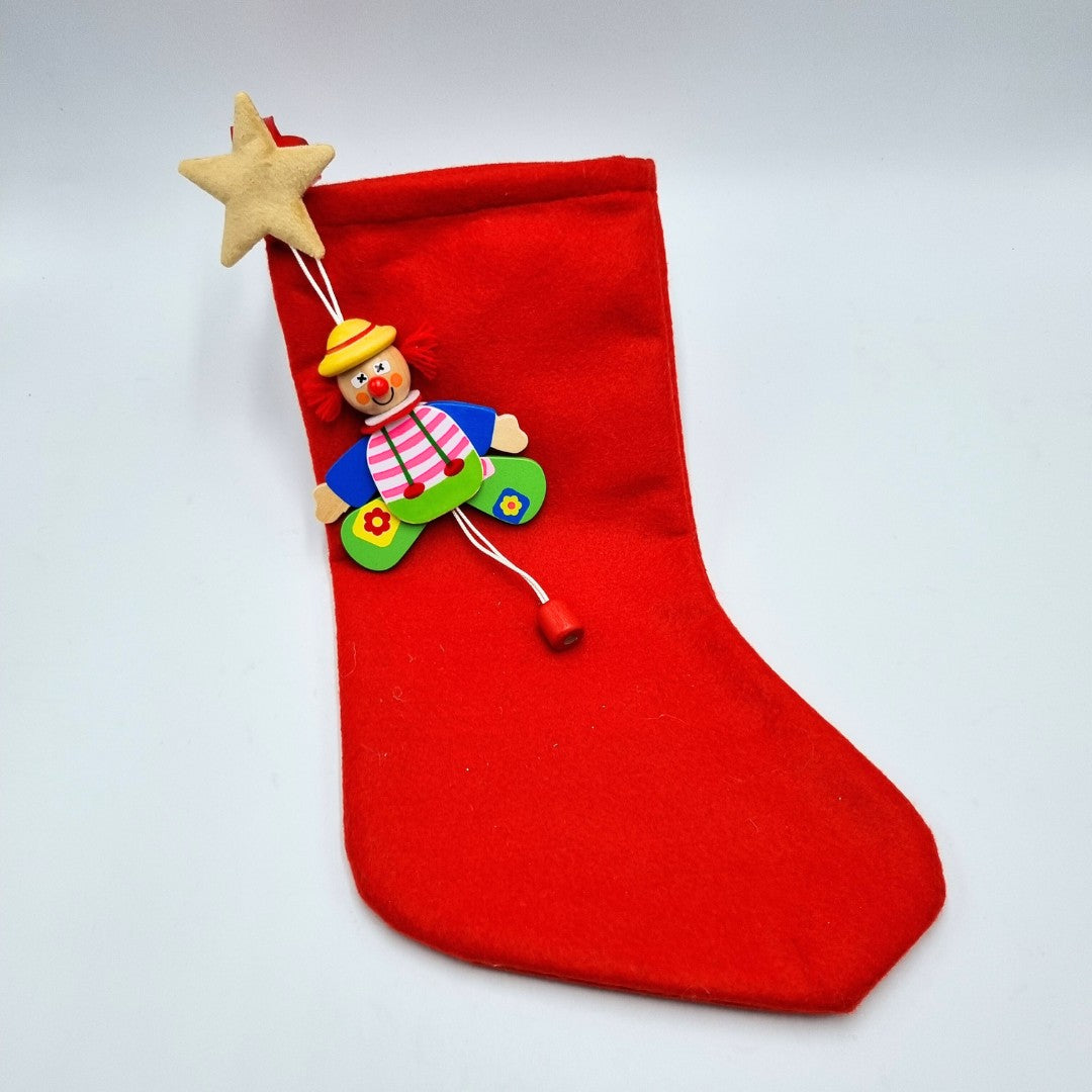 Calza della befana rossa con pagliaccio in legno