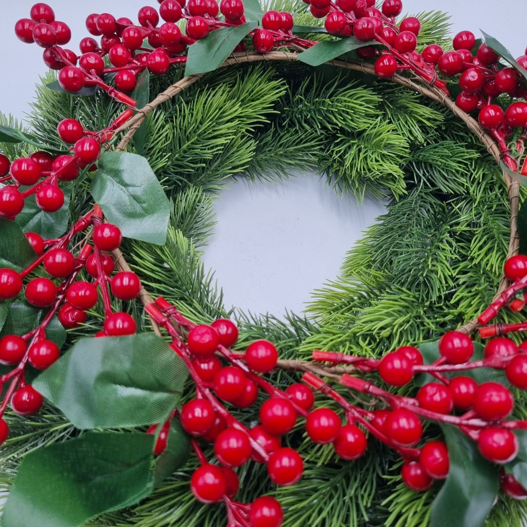 Ghirlanda verde con bacche rosse