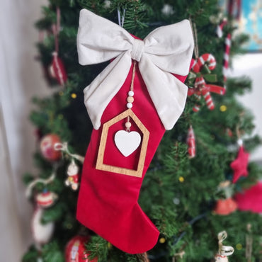 Calza della Befana in velluto rosso con decorazione cuore