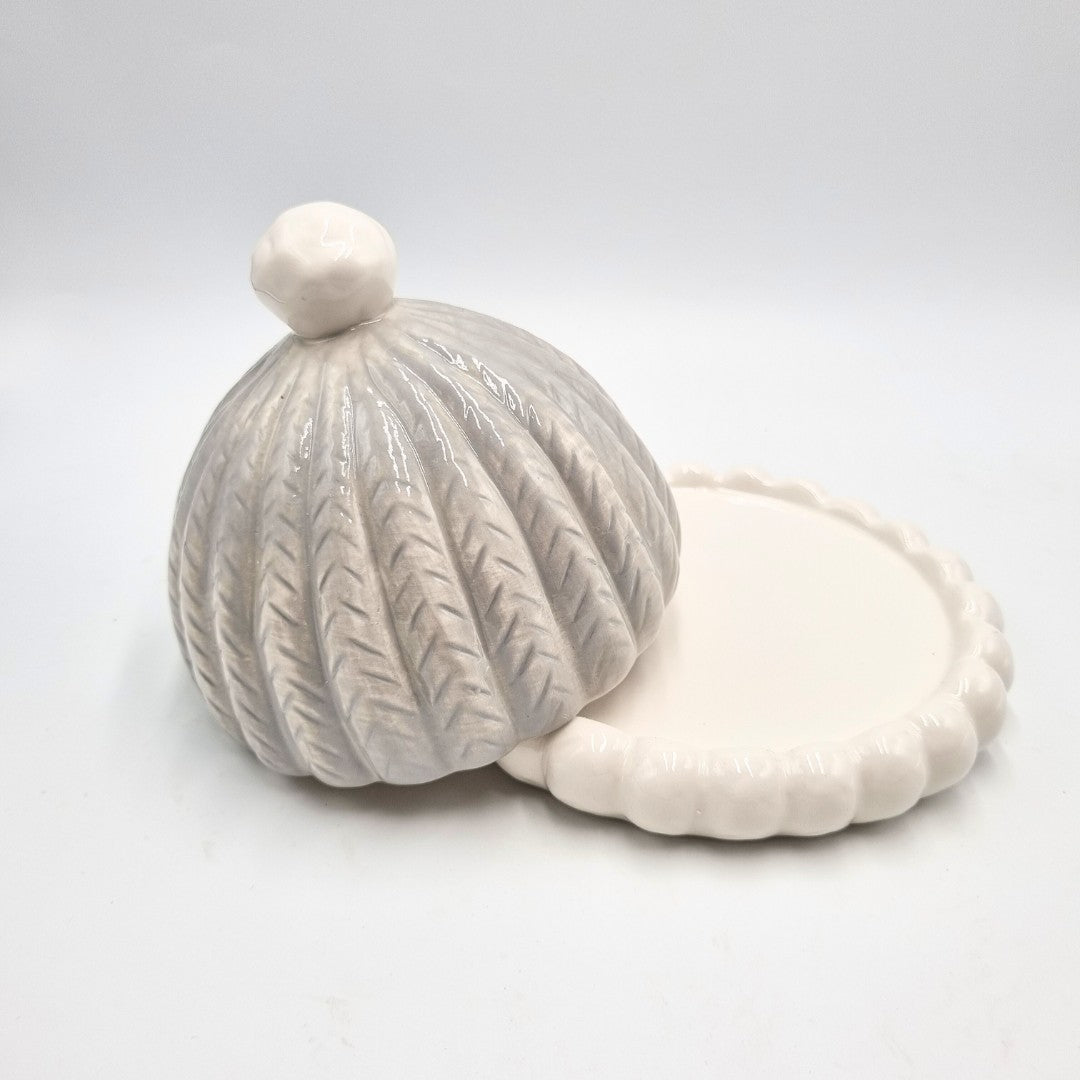 Piatto in ceramica con coperchio grigio e casetta di Natale