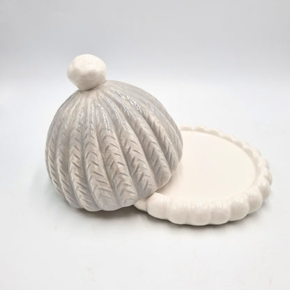Piatto in ceramica con coperchio grigio e casetta di Natale