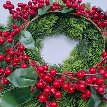 Ghirlanda verde con bacche rosse