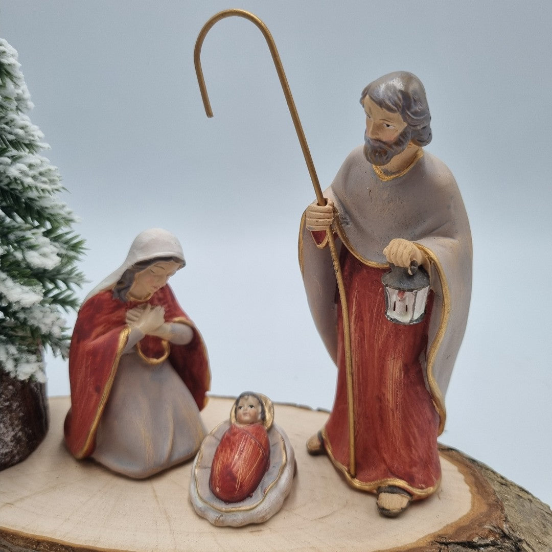 Presepe rosso su base tronco ovale