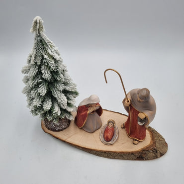 Presepe rosso su base tronco ovale