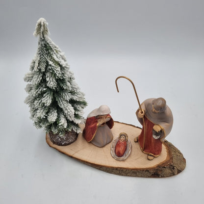 Presepe rosso su base tronco ovale